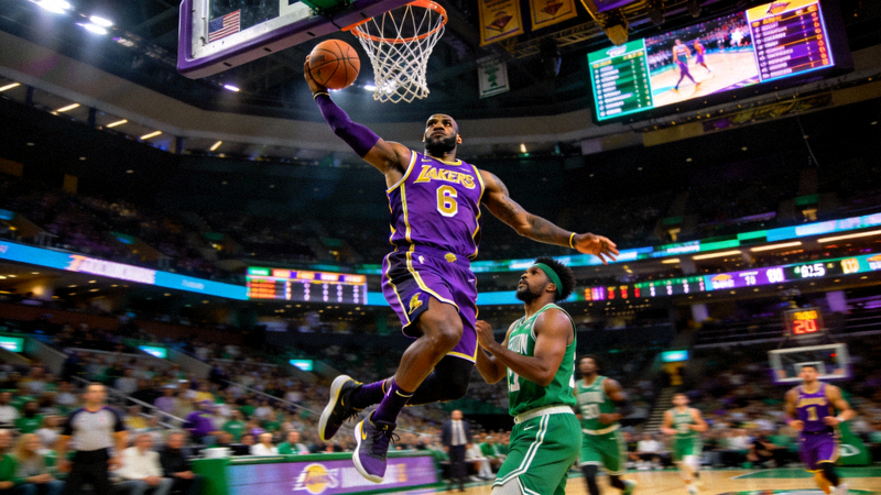 NBA总决赛湖人队对阵凯尔特人队直播画面 - 球员扣篮精彩瞬间