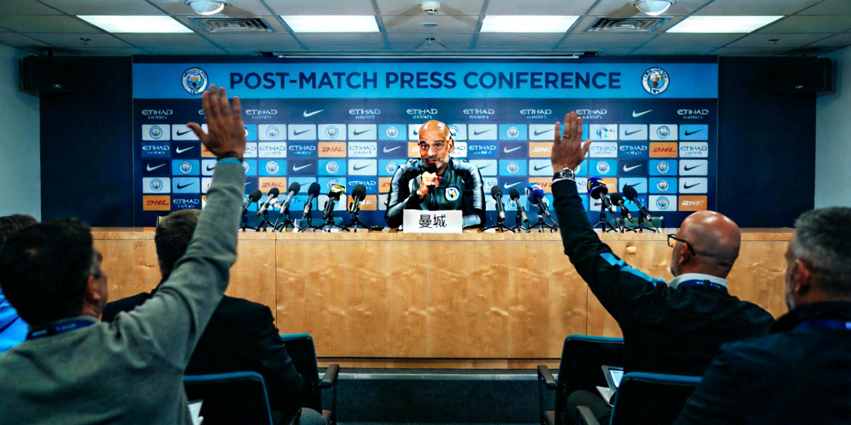 赛后新闻发布会现场 - 曼城主教练瓜迪奥拉正在回答记者提问