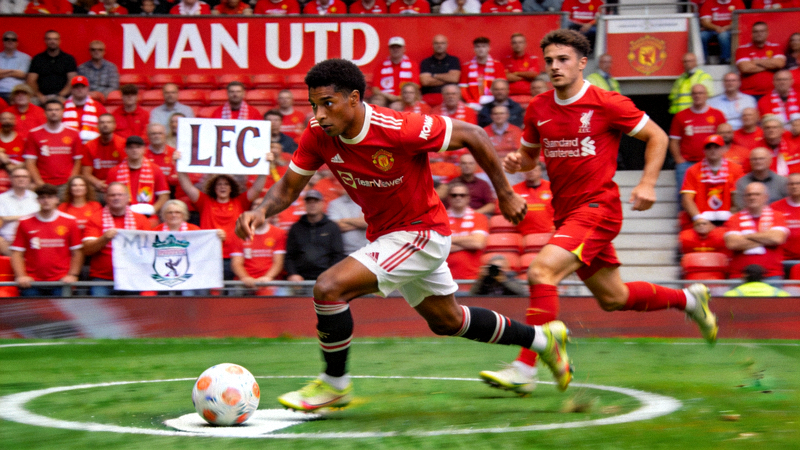 英超联赛曼联对阵利物浦的高清直播画面 - 球员带球突破瞬间